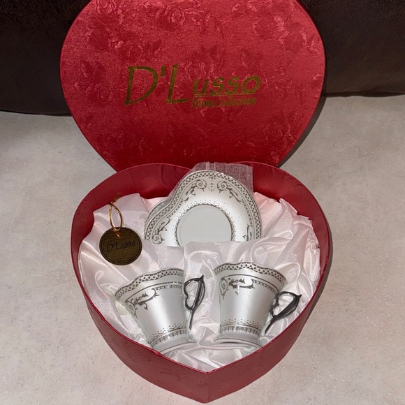 D'Lusso Heart-Shaped Teacup Set - Picture 2 of 4